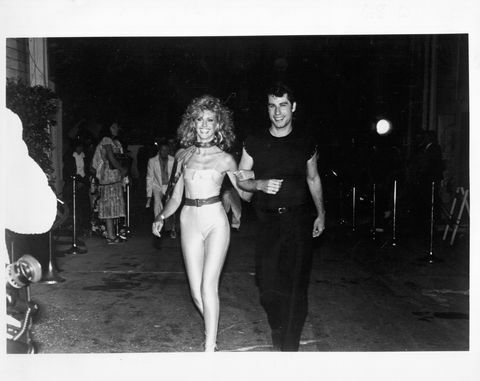 pevka in igralka olivia newton john in njen soigralec john travolta se udeležita premiere filma grease, fotografija iz arhiva michaela ochsa iz leta 1978, getty images