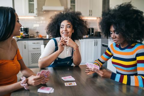 tri dekleta doma igrajo karte